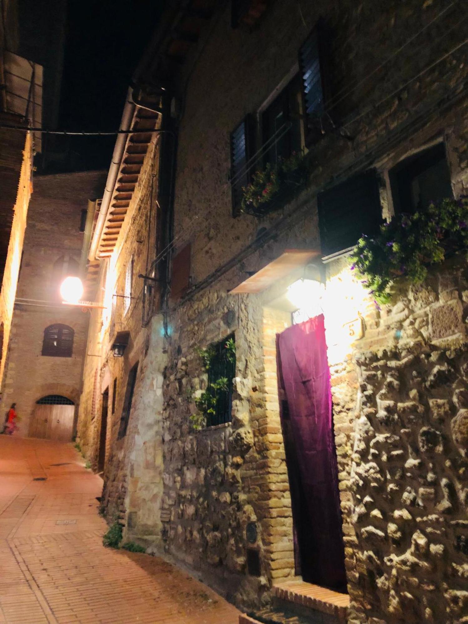 Casa Nel Centro Storico Apartment ซานจีมิญญาโน ภายนอก รูปภาพ